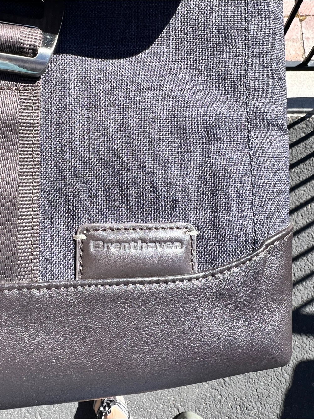 Brenthaven Collins Vertical Messenger Bag,  Indigo chambray, like new - Picture 5 of 14